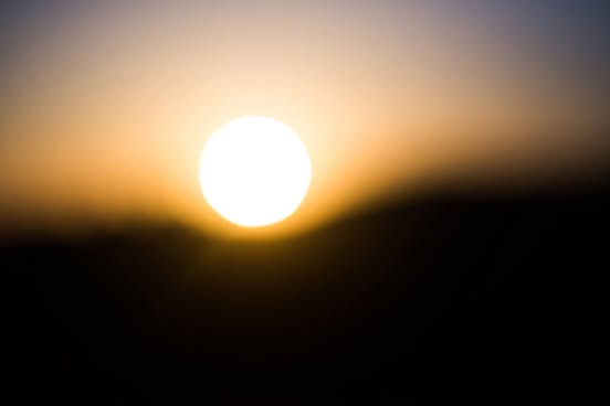 שמש על הרים